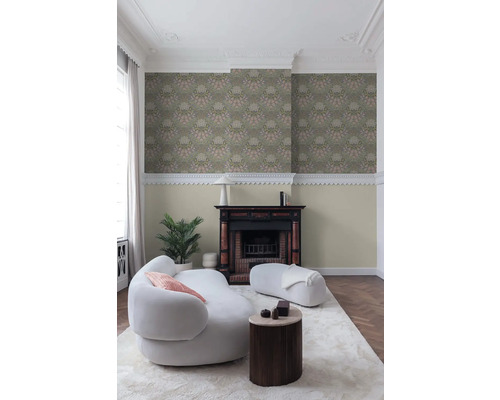 Wohnzimmer mit floral gemusterter Tapete, Kamin und weißen Möbeln für eine helle und organisierte Atmosphäre.