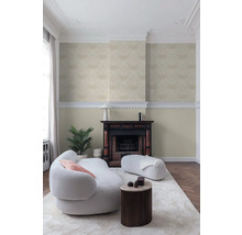 Wohnzimmer mit Tapete, Sofa, Sessel und Kamin