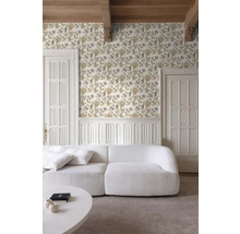 Salon avec papier peint floral, canapé blanc et plafond à poutres en bois