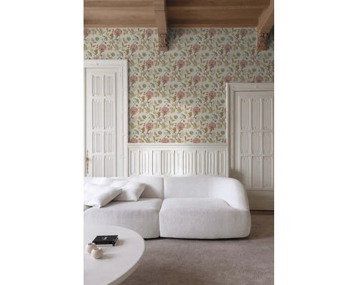 Wohnzimmer mit floraler Tapete, weißem Sofa und Tisch