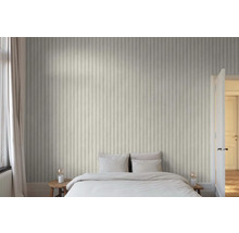 Schlafzimmer mit gestreifter Tapete