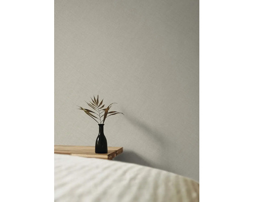 Papier peint décoratif avec structure en lin dans une chambre à coucher avec vase et plante sur la table de chevet