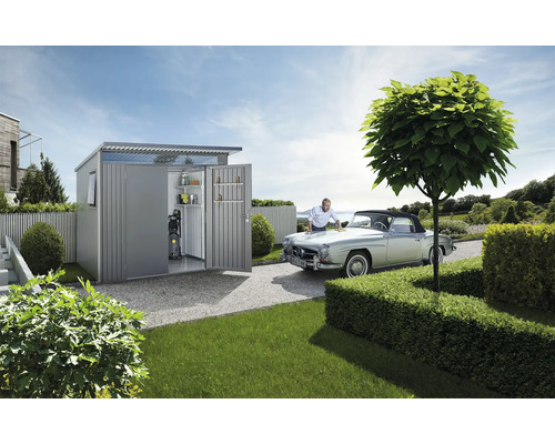 Geräumiger Gartenschrank aus Metall mit Reinigungszubehör und Mann beim Autoputzen