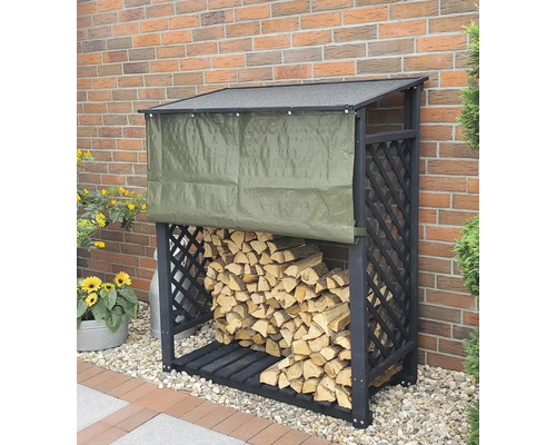 Holzlager mit Abdeckung und Gitterstruktur vor einer Ziegelwand