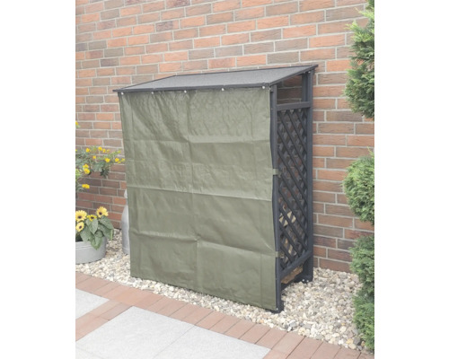 Holzlager mit Abdeckplane vor einer Ziegelwand