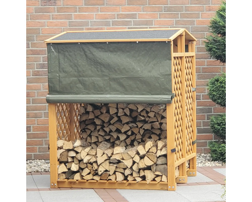 Holzlager mit Holz und Abdeckung