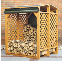 Holzlager mit Gitterwänden und Brennholz