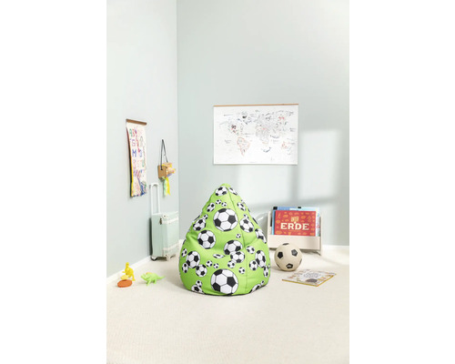 Kinderzimmer mit Fußball-Sitzsack, Weltkarte und Spielzeug