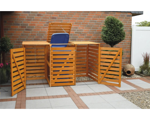 Cache-poubelle en bois avec couvercle ouvert et deux portes latérales dans le jardin