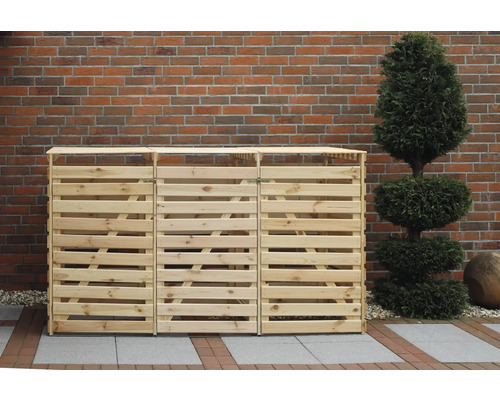 Cache-poubelle promadino Vario V pour 3 poubelles 219 x 92 x 122 cm naturel Trois cache-conteneurs à ordures en bois devant un mur de briques et un arbre taillé