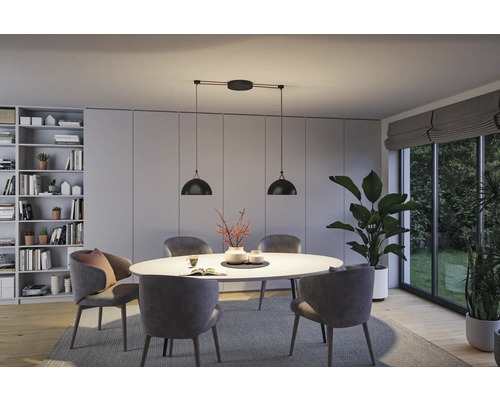 Salle à manger avec table, chaises et suspension