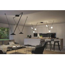 Salon moderne avec suspensions, canapé et coin cuisine