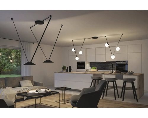 Salon moderne avec suspensions, canapé et coin cuisine