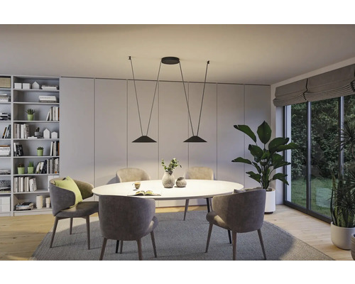 Salle à manger avec table, chaises et suspension