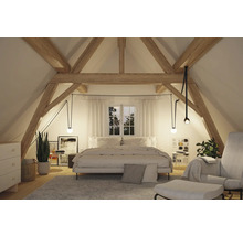 Chambre lumineuse sous les combles avec poutres en bois et suspensions