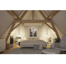Chambre mansardée avec poutres en bois et design minimaliste.