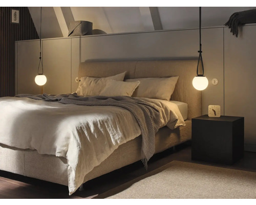 Chambre avec lit double, table de chevet et suspensions