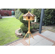 Nichoir en bois avec support dans le jardin