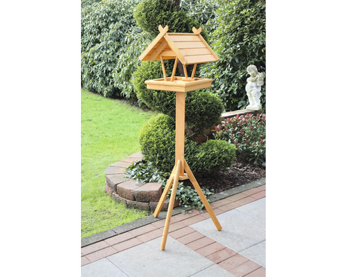 Nichoir en bois dans un jardin