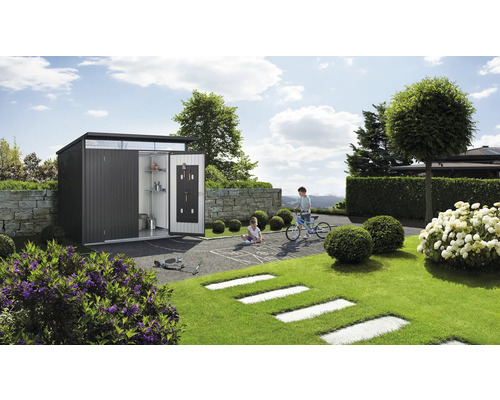 Szene mit einem modernen Gartenhaus mit geöffneten Türen, spielenden Kindern und Gartenelementen.