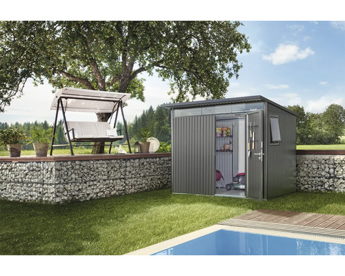 Scène de jardin avec remise à outils, balancelle de jardin et piscine