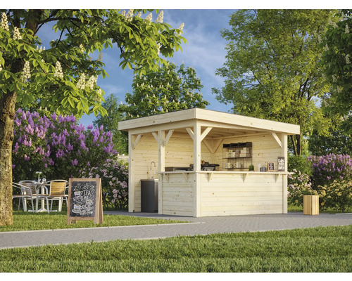 Bar de jardin en bois avec comptoir, étagères et décoration dans un jardin verdoyant