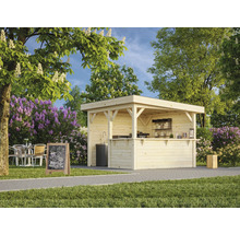 Scène de jardin avec bar de jardin en bois, plantes et mobilier de jardin.