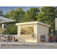 Kiosque en bois avec éclairage, nourriture et boissons, à côté d'un vélo