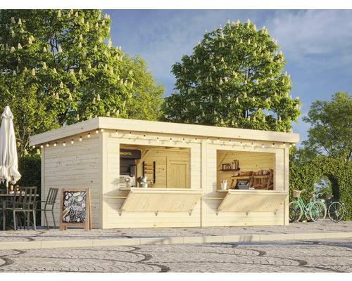 Bâtiment en bois clair avec fenêtres de vente, tables et vélos