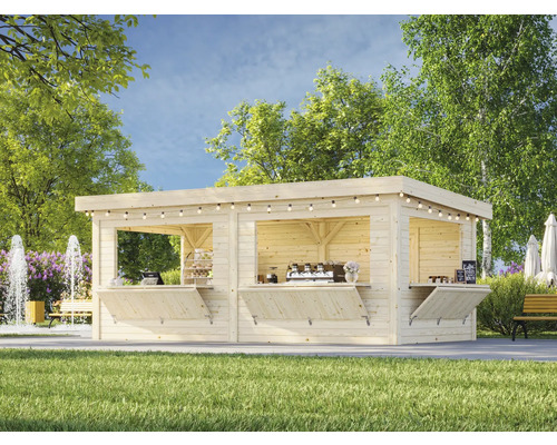 Pavillon de jardin en bois avec volets de vente ouverts et guirlande lumineuse à l'extérieur.