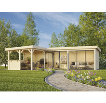 Maison de jardin avec terrasse et portes coulissantes en verre sur une pelouse