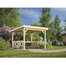 Pavillon de jardin en bois avec table et chaises.