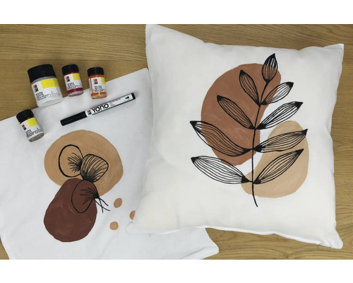 Coussin décoratif et sac en tissu peints avec des peintures textiles et un stylo