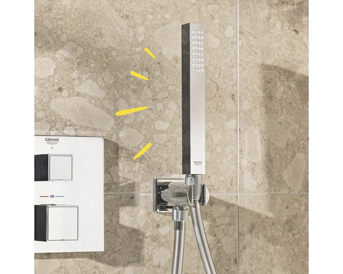 Grohe Logo, Duschkopf und Thermostatarmatur an einer gefliesten Wand