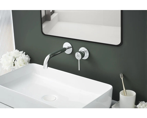 Salle de bain moderne avec lavabo, robinet et miroir