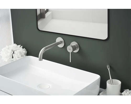 Salle de bain moderne avec vasque à poser, robinet mural et miroir