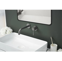 Waschbecken mit Armatur und Spiegel im Badezimmer