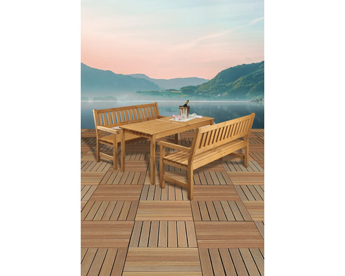 Ensemble de jardin en bois avec table et deux bancs sur des dalles de terrasse