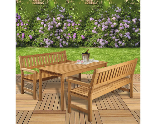 Scène de jardin avec table en bois et deux bancs en bois à l''extérieur