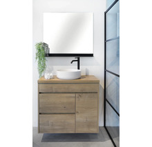 Salle de bains moderne avec meuble sous-lavabo, vasque à poser, miroir et robinet