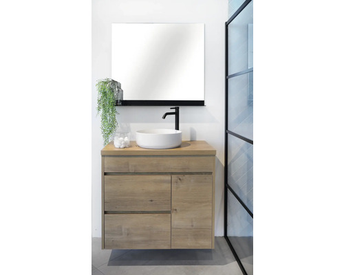 Salle de bains moderne avec meuble sous-lavabo, vasque à poser, miroir et robinet