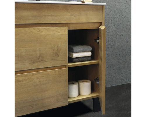 Waschbeckenunterschrank mit geöffneter Tür, Handtüchern und Toilettenpapier