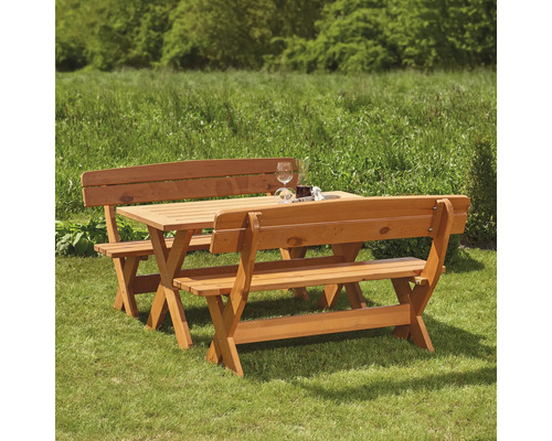 Holz Gartentisch mit Bänken auf Rasen