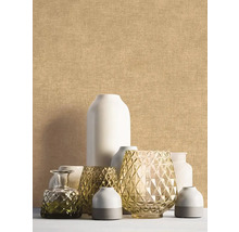 Vases décoratifs et photophores devant un mur avec du papier peint textile