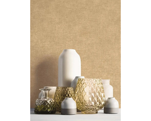 Vases décoratifs et photophores devant un mur avec du papier peint textile