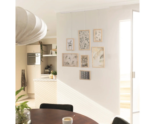 Wohnraum mit Bildergalerie an der Wand und Esstisch