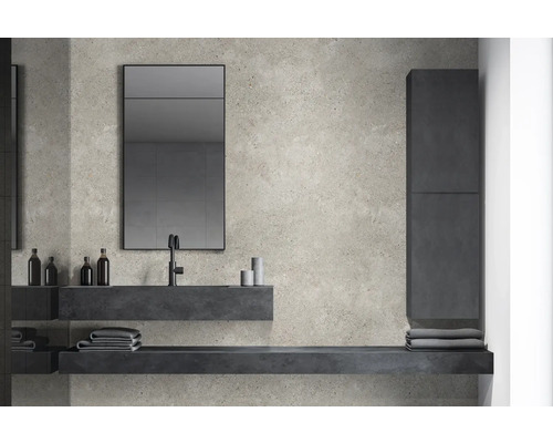 Salle de bain avec lavabo, miroir et meubles de rangement