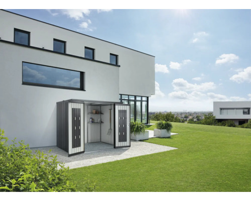 Geräteschrank aus Metall mit geöffneten Flügeltüren vor einem modernen Haus mit Rasenfläche