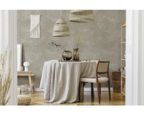 Salle à manger décorative avec table, chaises, lampes et décoration murale