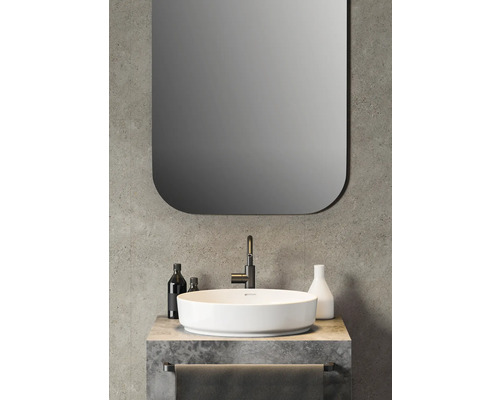 Salle de bain moderne avec miroir, vasque à poser, robinet et porte-serviettes